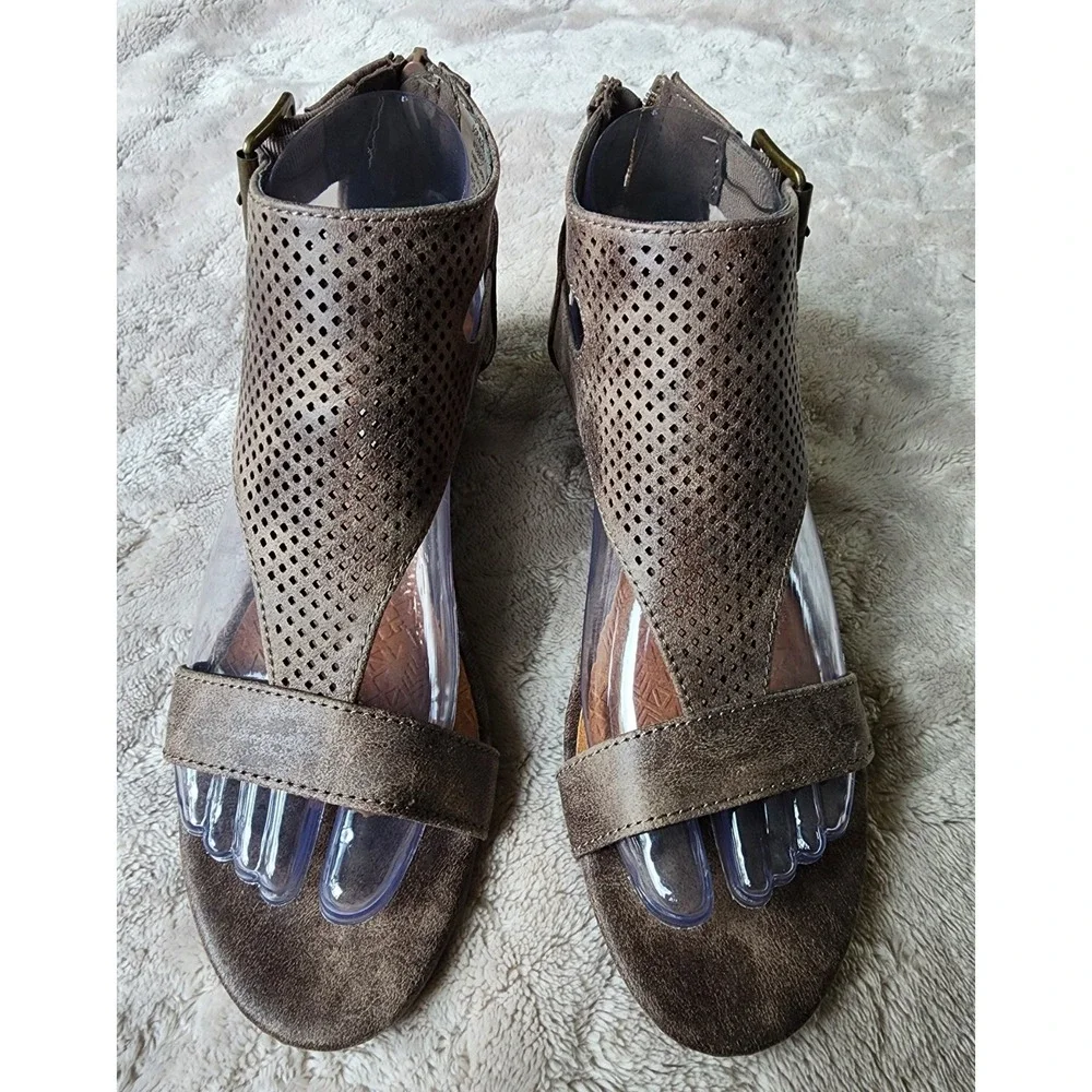 Sugar Wigout Demi Wedge Sandals Brown Perforated T-Strap Dual Buckle Womens 6.5